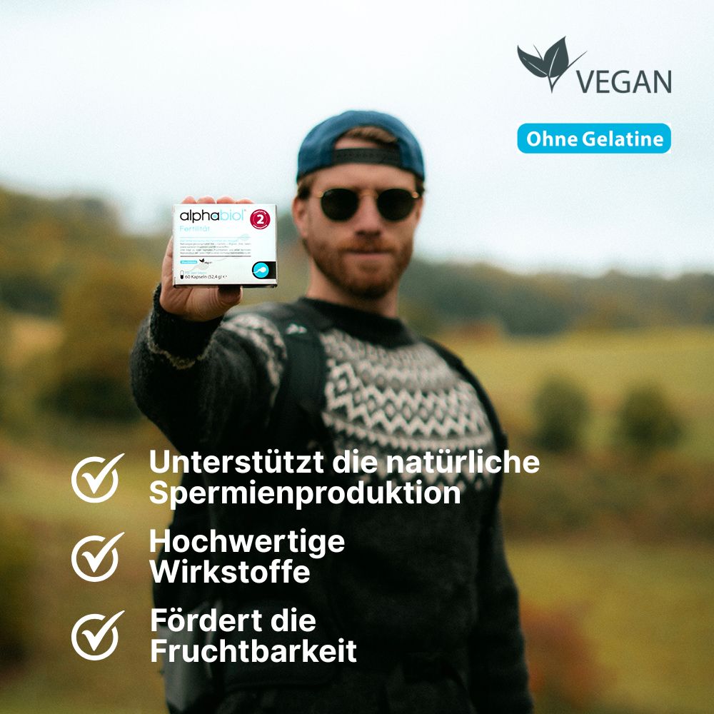 Mann hält alphabiol Fertilität – unterstützt die natürliche Spermienproduktion, vegan und ohne Gelatine